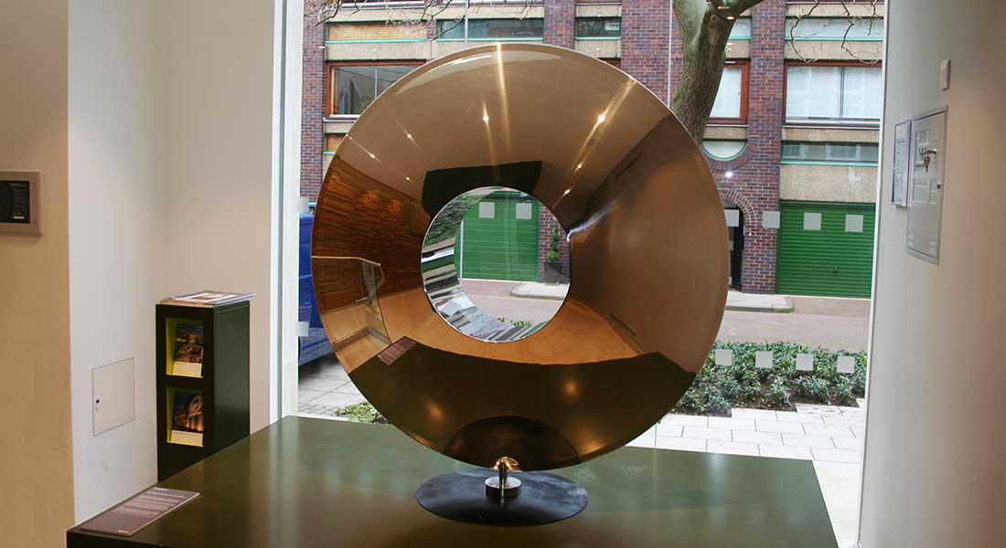 Rzeźba w nowoczesnej przestrzeni biurowej