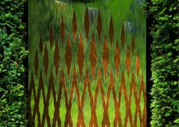 Srebrno-rdzawa ściana wodna w ogrodzie