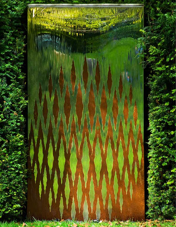 Srebrno-rdzawa ściana wodna w ogrodzie