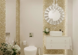 Biała łazienka ze złotą mozaiką