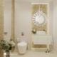 Biała łazienka ze złotą mozaiką