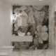 Kwiecista mozaika w białej łazience