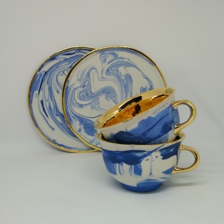 Niebiesko-biała filiżanka do kawy ze złotym wnętrzem