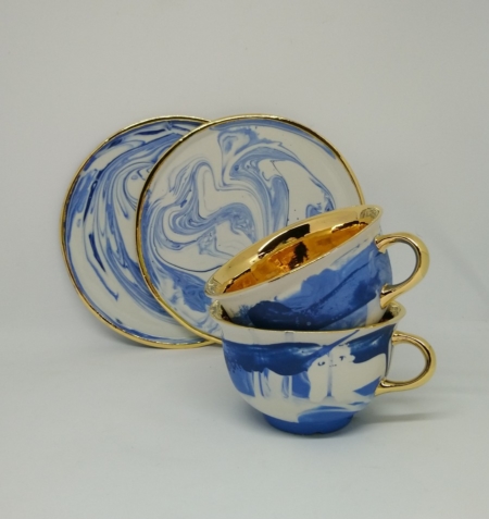 Niebiesko-biała filiżanka do kawy ze złotym wnętrzem