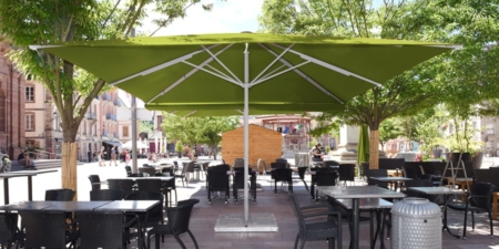 Nowoczesny, szeroki parasol restauracyjny Gemello