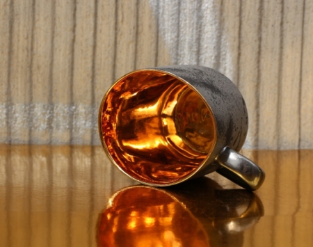 Porcelanowy kubek Mork ze złotym wnętrzem i platynowanym uchem