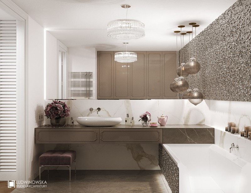 Łazienka w stylu glamour z połyskliwą mozaiką