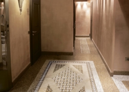 Beżowy hol wykończony podłogową mozaiką