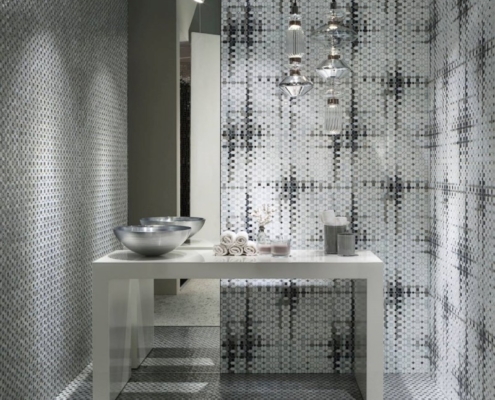 Biało-szara mozaika w łazience