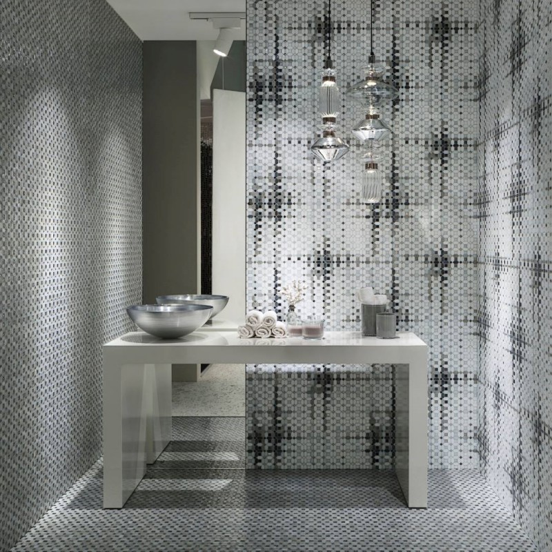 Biało-szara mozaika w łazience