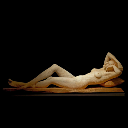 Drewniana rzeźba Leżąca Kobieta Małgorzata Chodakowska
