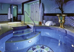 Niebieski basen wykończony mozaiką