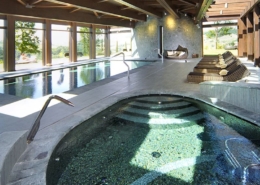 Nowoczesny basen wewnętrzny wykończony mozaiką