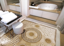 Pokój kąpielowy z beżową mozaiką