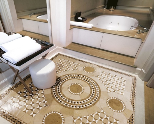 Pokój kąpielowy z beżową mozaiką