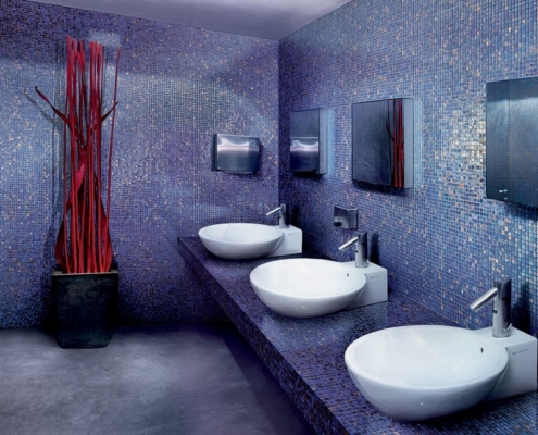 Publiczna łazienka w niebieskiej mozaice