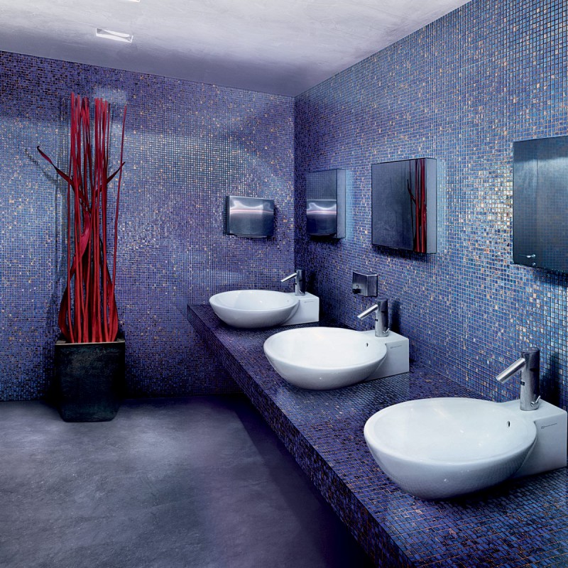 Publiczna łazienka w niebieskiej mozaice
