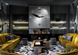 Zegar wykończony srebrną mozaiką w salonie