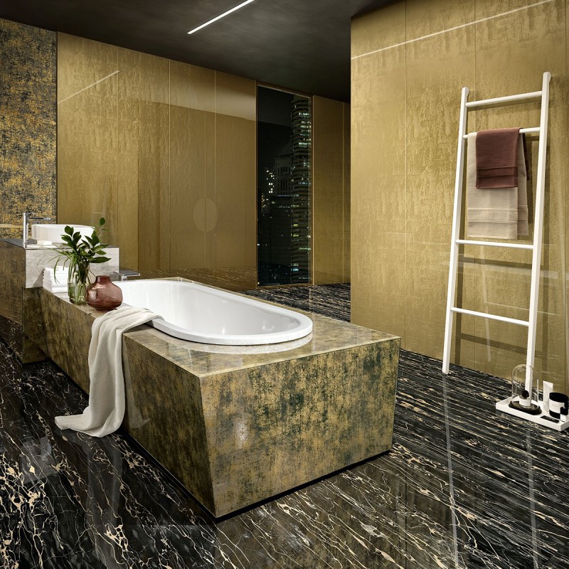 Łazienka w odcieniach czerni i mosiądzu