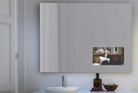 Ozdobne lustro łazienkowe wyświetlaczem TV Spy