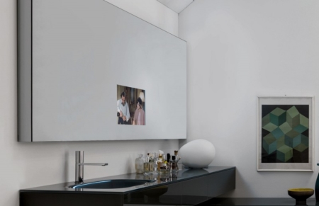 Ozdobne lustro łazienkowe wyświetlaczem TV Window