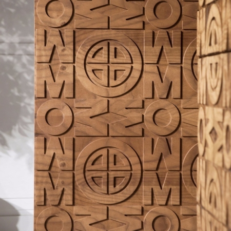 Drewniana komoda w oryginalny wzór Sign