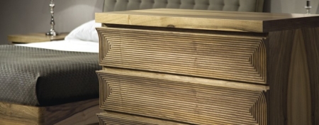 Drewniana komoda z frezowanymi frontami Raja Dresser