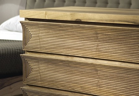 Drewniana komoda z frezowanymi frontami Raja Dresser