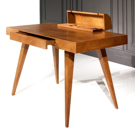 Drewniane biurko o lekkiej formie April