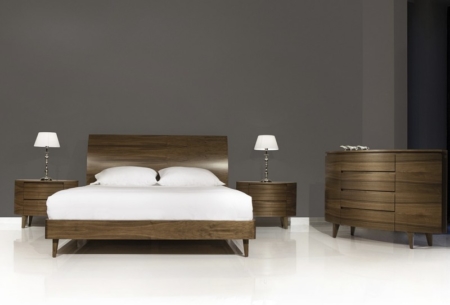 Drewniane łóżko z wezgłowiem Next