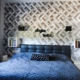 Jasna sypialnia z tapetą dekoracyjną