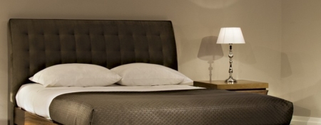 Nowoczesne łóżko z pikowanym wezgłowiem Raja
