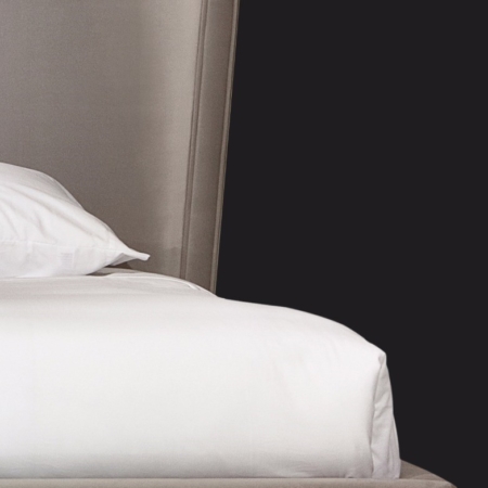 Nowoczesne łóżko z tapicerowanym wezgłowiem Harem