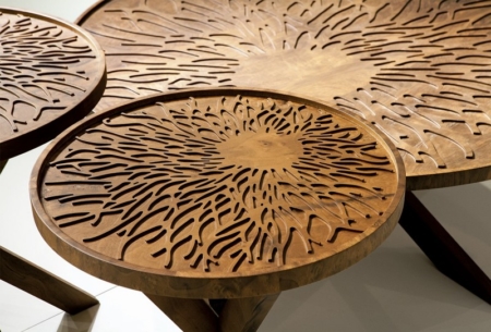 Okrągły stolik kawowy z rzeźbionym blatem Dali