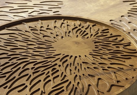 Okrągły stolik kawowy z rzeźbionym blatem Dali