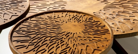 Okrągły stolik pomocniczy z rzeźbionym blatem Dali