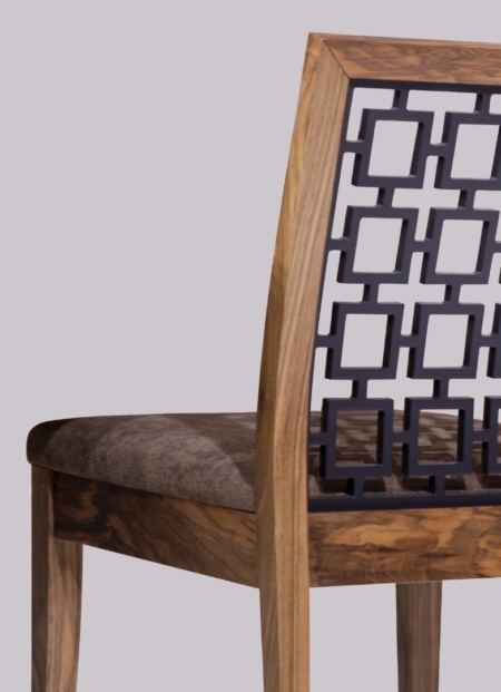 Orientalne krzesło ze zdobionym oparciem Harem