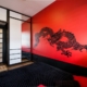 Czerwono-czarna sypialnia w orientalnym wydaniu