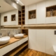 Skandynawska łazienka w drewnie i szarościach