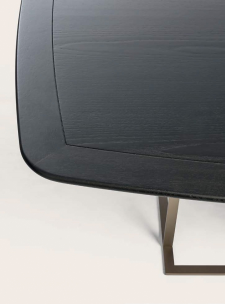 Kwadratowy stół z drewnianym blatem Frame 1.jpg