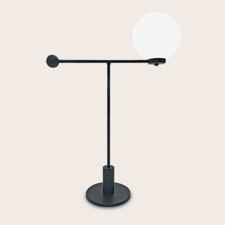 Minimalistyczna lampa stołowa Fall.jpg