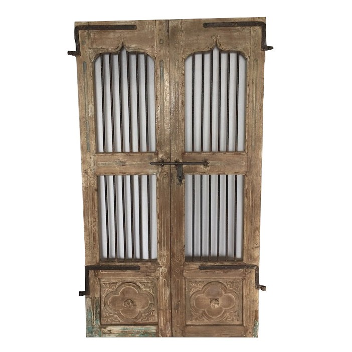 Dekoracyjne drzwi postarzane z kratami