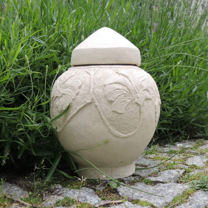 Ceramiczna urna z kwietnym motywem rękodzieło
