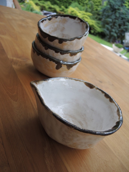 Szkliwiony zestaw misek ceramicznych rękodzieło